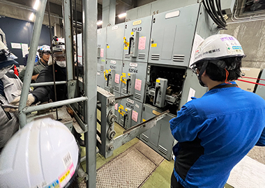 受配電設備点検工事(遮断器引き出し)